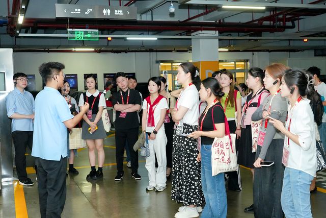 现场参访 · 服务标准与陈列